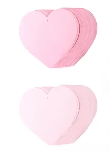 Roze hart papier kaarten detail, lege hartvormige labels met ophanggat voor feestdecoratie.