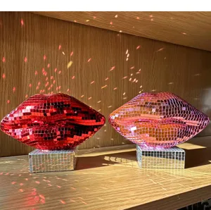 Ornement en forme de lèvres boule à facettes, décors miroir rouge et rose pour fête et maison.