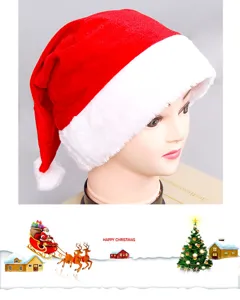 Bonnet de Noël rouge classique en peluche avec bordure en fausse fourrure blanche.