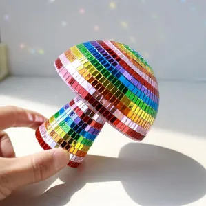 Primo piano dell'ornamento a sfera disco a fungo in mosaico di specchi arcobaleno colorato e riflettente.