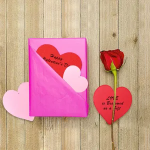 Set van hartvormige papieren kaarten voor romantische bruiloft en feestdecoratie.