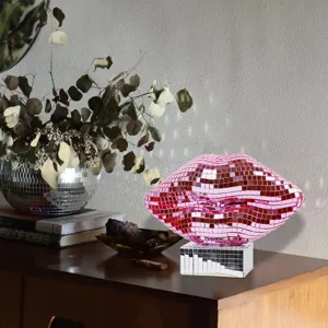 Ornement de boule miroir lèvres disco roses, idéal pour fête, mariage et décoration.