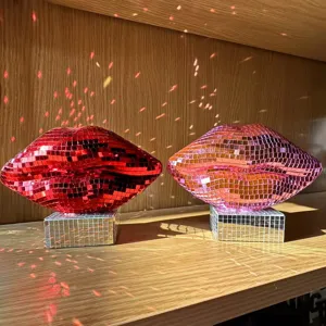 Deco de fete de sculpture de boule disco scintillante de levres de miroir rouge rose