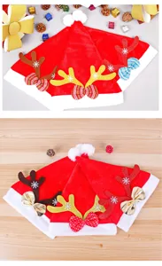 Dettaglio cappello di Natale in velluto con bordo di peluche e fiocco per festa.