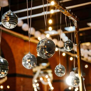 Hängende Diskokugeln für Weihnachtsbaum und Party-Dekoration, reflektierende Glaskugeln.
