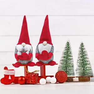 Bambole di coppia di gnomi di Natale con cuori rossi, adorabile decorazione da tavola.