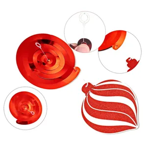 Decoraciones colgantes de espirales rojas navideñas y bolas para fiestas en el techo.