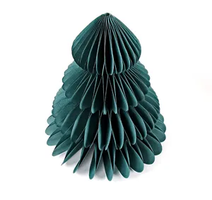 Albero di Natale in carta a nido d'ape verde scuro, primo piano dei dettagli festivi.
