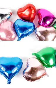 Primer plano detallado de globos de aluminio en forma de corazón, perfectos para decoración.