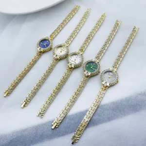 Montre quartz pour femme elegante avec lunette de strass et bracelet de chaine doree.