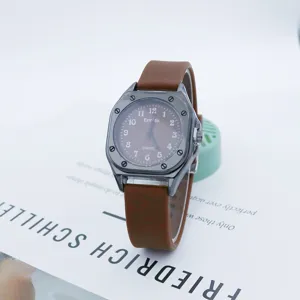 Reloj de cuarzo cuadrado con correa de silicona marrón, vista detallada de estilo estudiantil.