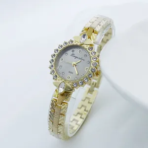 Montre quartz femme élégante avec cadran étincelant de strass et bracelet doré raffiné.