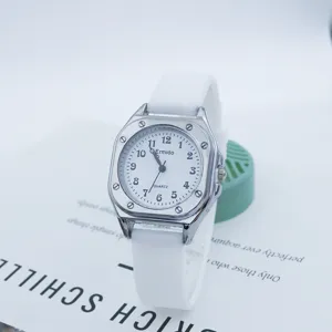Reloj de cuarzo cuadrado con correa de silicona blanca y números claros para uso diario casual.