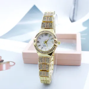 Detailopname van een gouden strass-quartzhorloge met een prachtig glinsterend ontwerp.