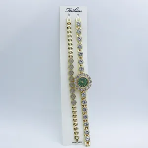 Vue detaillee de l'ensemble montre quartz femme et bracelet fleur strass finition or.