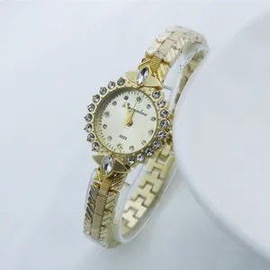 Montre quartz pour femme en or avec strass scintillants et bracelet en métal élégant.