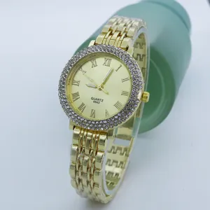 Orologio da donna al quarzo con strass oro in dettaglio con numeri romani e lunetta luminosa.