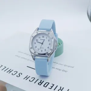 Reloj de cuarzo cuadrado minimalista con correa de silicona azul claro para mujeres