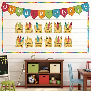 Klassenzimmer Geburtstag Pinnwand Set mit Stifte Taschen Kalender und bunten Bannern.