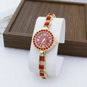 Luxe dames quartz horloge met rode strass stenen, elegant gouden armband design dagelijks.