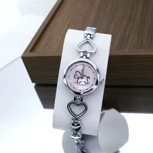Detailansicht Damenuhr Quarz Armbanduhr mit hohlen Herz Gliedern und süßem Pony Zifferblatt.