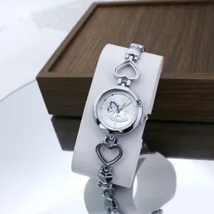 Silberne Damen Quarz Armbanduhr mit süßem Schaukelpferd Zifferblatt und hohlem Herz Armband.