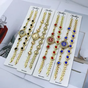 Ensemble Montre à Quartz Bracelet Mode Femme Cœur Incrusté de Strass Montre en Alliage Ensemble de Bijoux Dorés Élégants pour Femme