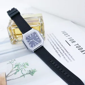 Reloj de cuarzo cuadrado elegante para hombre con correa de caucho negro y caja de metal plateado.