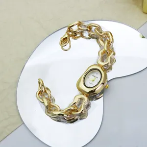 Detailaufnahme der goldenen unregelmäßigen Ketten Quarzuhr mit elegantem weissen Zifferblatt.