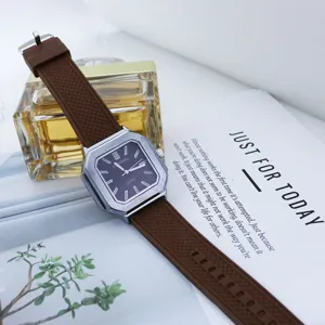 Reloj de cuarzo cuadrado vintage para hombre con correa de goma marron vista detallada