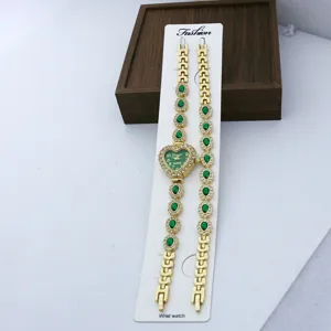 Montre quartz femme cadran vert cœur avec bracelet assorti et strass brillants élégants.
