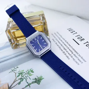 Vista detallada del reloj de cuarzo cuadrado vintage para hombre con esfera azul elegante.