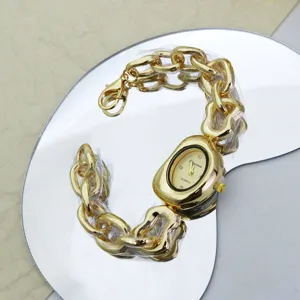 Detailansicht der Damen Quarz-Uhr mit unregelmäßiger Kette in Gold, modisches Punk Design.