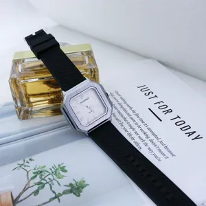 Reloj de cuarzo cuadrado retro para hombre, elegante reloj casual con correa de caucho negro.