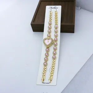 Montre quartz dorée en forme de cœur avec strass roses et design de bracelet élégant.