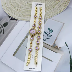 Montre quartz mode femme et bracelet avec pierres violettes et strass sur carte support.