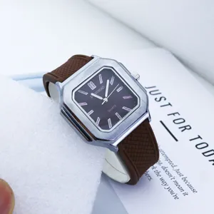 Reloj de cuarzo cuadrado vintage para hombre con correa de caucho marron detalle