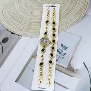 Ensemble de montre bracelet de mode quartz pour femmes avec strass et éléments noirs.
