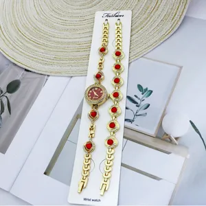 Ensemble montre quartz dorée et bracelet assorti pour femme avec strass rouges et design mode.