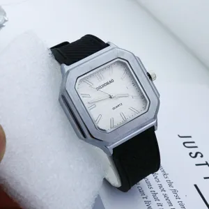 Reloj de cuarzo cuadrado para hombre con esfera blanca de rayas y correa de goma negra.