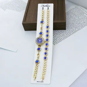 Detailansicht der goldenen Damenuhr Quarz Modeuhr und blauen Strass Armband Set.
