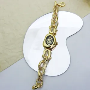 Detaillierte Ansicht der goldenen Punk Quarz-Uhr mit unregelmässiger Kette nahaufnahme.