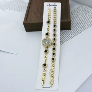 Detailansicht Damenuhr Quarz Mode Armbanduhr Set in Goldoptik mit schwarzen Schmucksteinen.