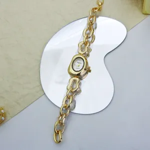 Goldene unregelmäßige hohle Quarz-Armbanduhr Detail, stilvoller Vintage Damenuhr Schmuck.
