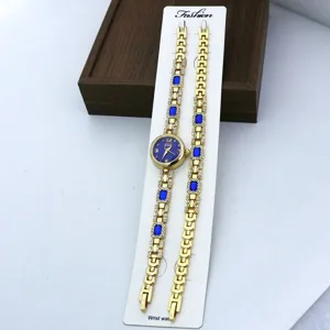 Damen Quarz Mode Uhr Set Detail, goldenes Metallarmband, blaues Strass Zifferblatt.