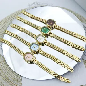 Elegante reloj de pulsera de cuarzo para mujer con esfera ovalada pequeña y correa dorada fina.