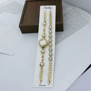 Elegantes Damen Quarzuhren und Armband Set mit funkelnden Strasssteinen. Detailaufnahme.