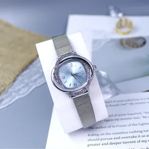 Silbernes Edelstahl Mesh Armband Damenuhr Quarz mit Kristall Lünette und blauem Zifferblatt.