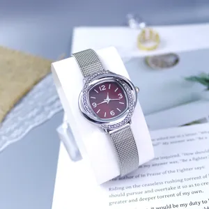 Modische Damenquarzuhr mit silbernem Mesh-Armband und Zirkoniasteinen für jeden Tag.