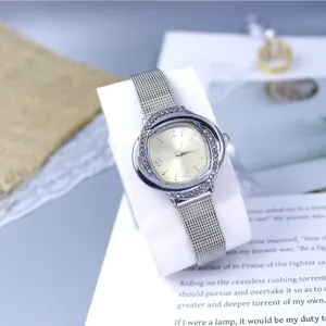 Nahaufnahme einer eleganten silbernen Damen Quarz Armbanduhr mit glitzernder Lünette.